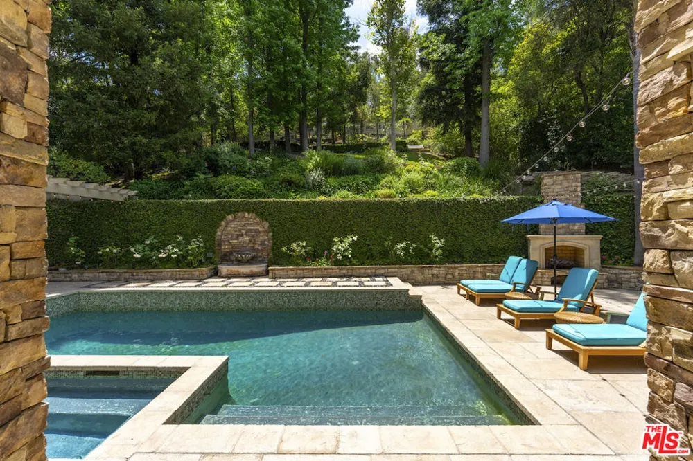 15938 Valley Vista Boulevard Los Angeles, CA 91436