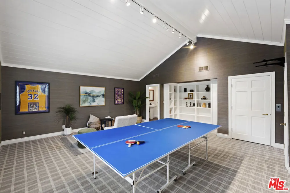 15938 Valley Vista Boulevard Los Angeles, CA 91436