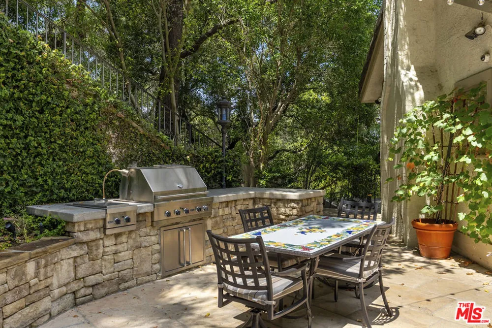 15938 Valley Vista Boulevard Los Angeles, CA 91436