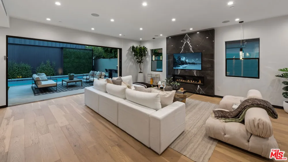 4329 Agnes Avenue Studio City, CA 91604