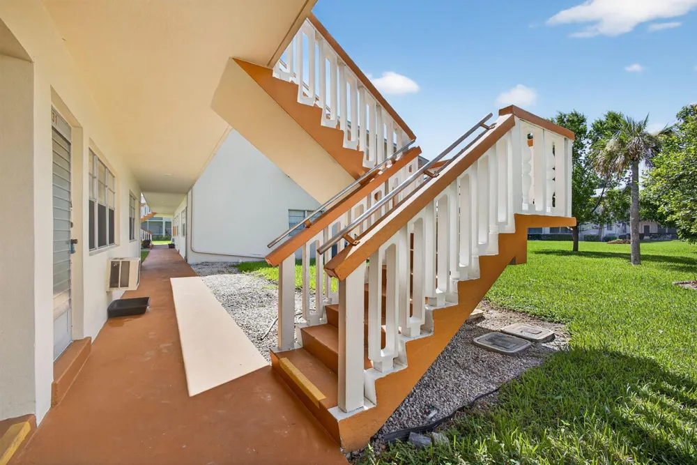 43 EASTHAMPTON B West Palm Beach, FL 33417