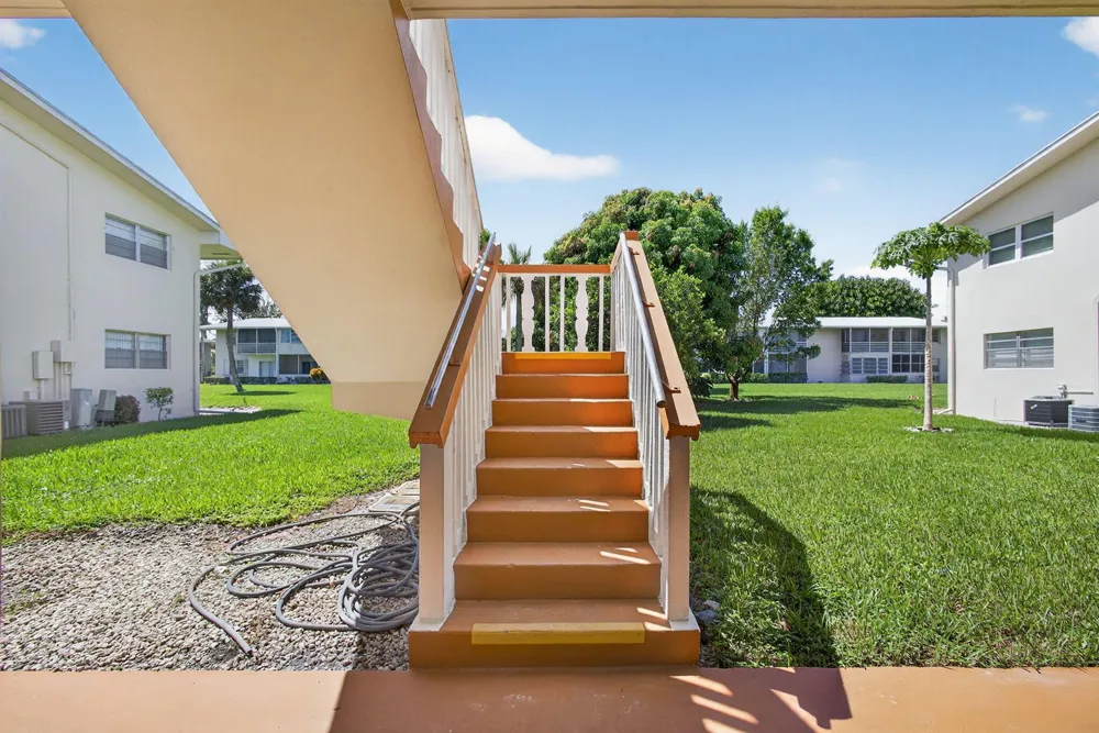 43 EASTHAMPTON B West Palm Beach, FL 33417