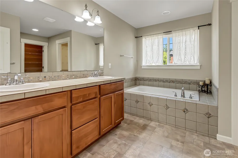 35320 4th Place SW Federal Way, WA 98023