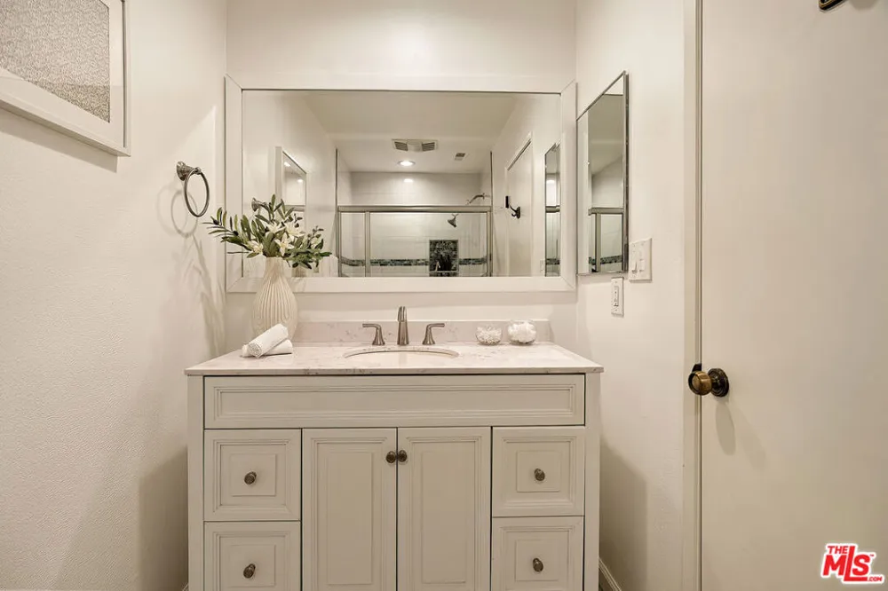 4450 Kensington Road #8 Los Angeles, CA 90066