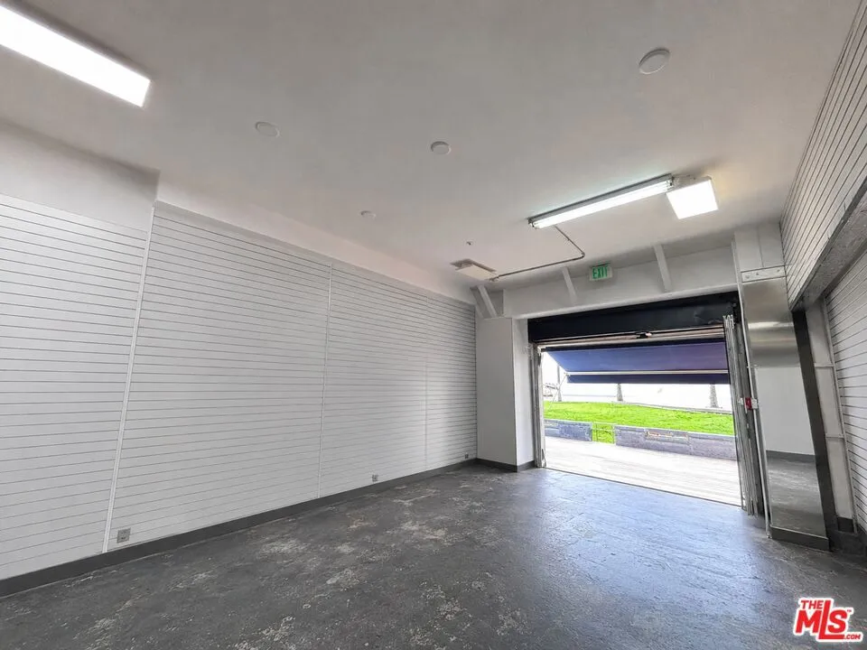 8 Brooks Avenue #B Los Angeles, CA 90291