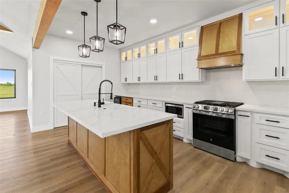 619 Chuckwagon Trail Angleton, TX 77515