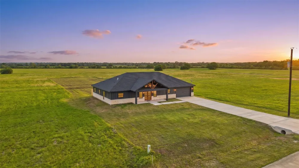619 Chuckwagon Trail Angleton, TX 77515