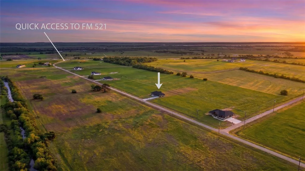 619 Chuckwagon Trail Angleton, TX 77515