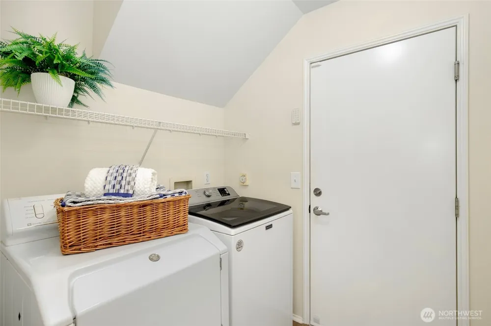 595 241st Lane SE Sammamish, WA 98074
