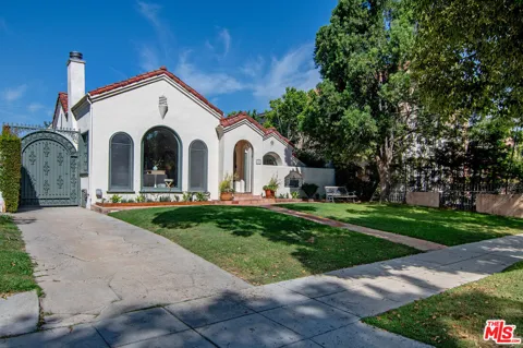 121 S Poinsettia Place