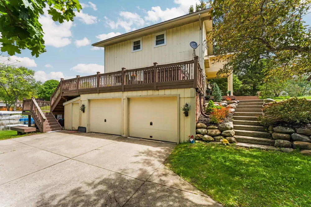 7490 Ledgewood Drive Fenton, MI 48430