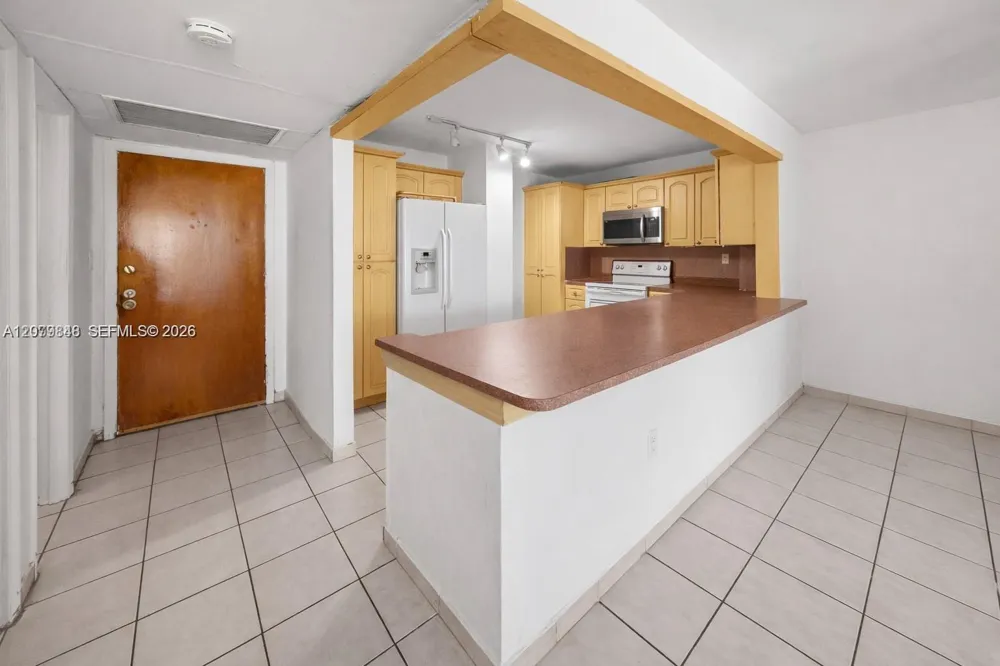 6450 Collins Ave #205 Miami Beach, FL 33141