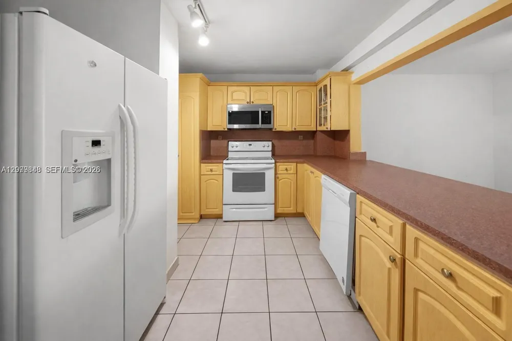 6450 Collins Ave #205 Miami Beach, FL 33141
