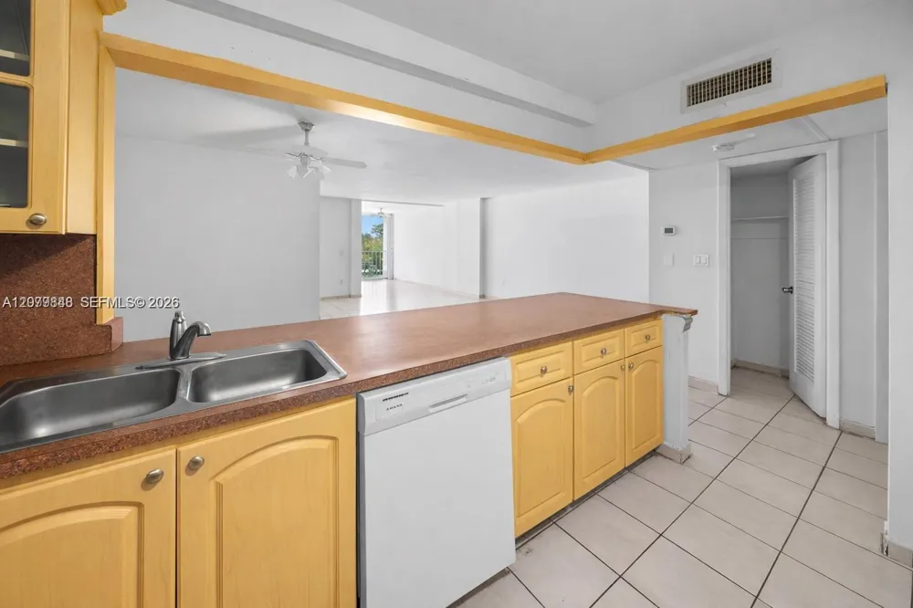 6450 Collins Ave #205 Miami Beach, FL 33141