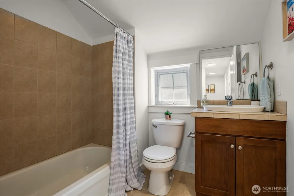 8846 Midvale Avenue #B Seattle, WA 98103