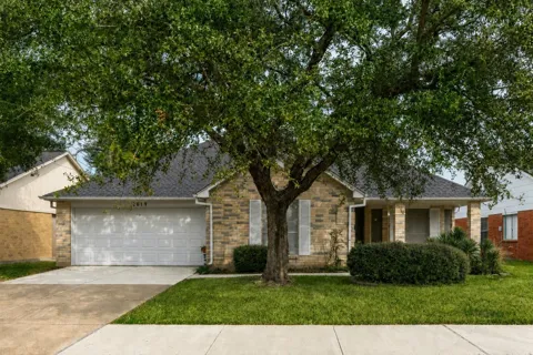 2819 S Peach Hollow Circle