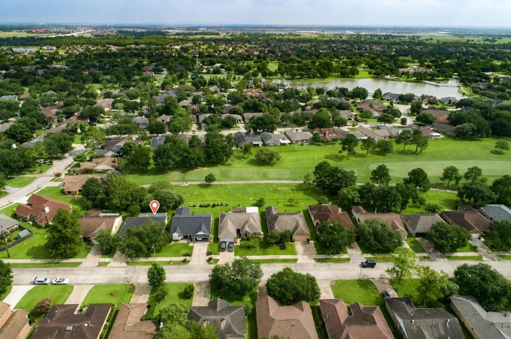 2819 S Peach Hollow Circle Pearland, TX 77584