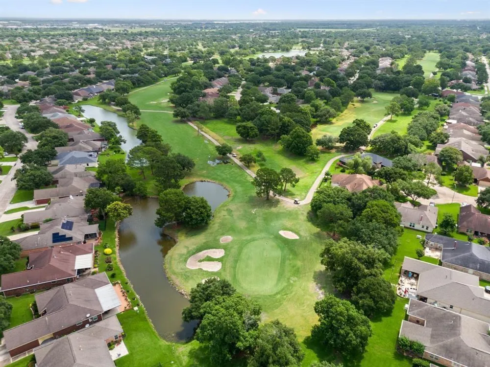 2819 S Peach Hollow Circle Pearland, TX 77584