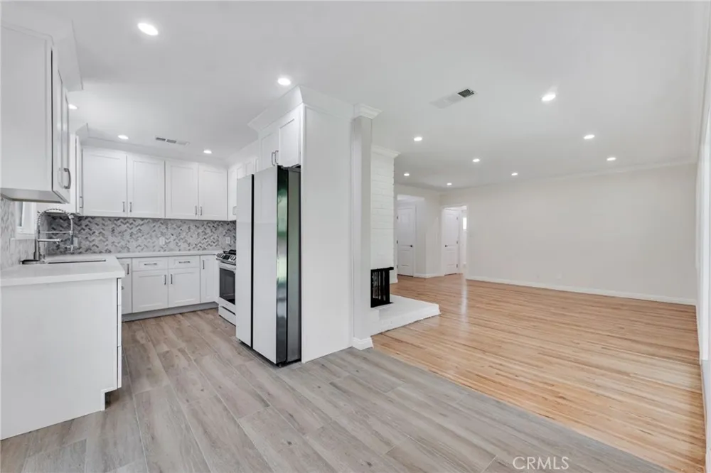 19815 Bassett Street Winnetka, CA 91306