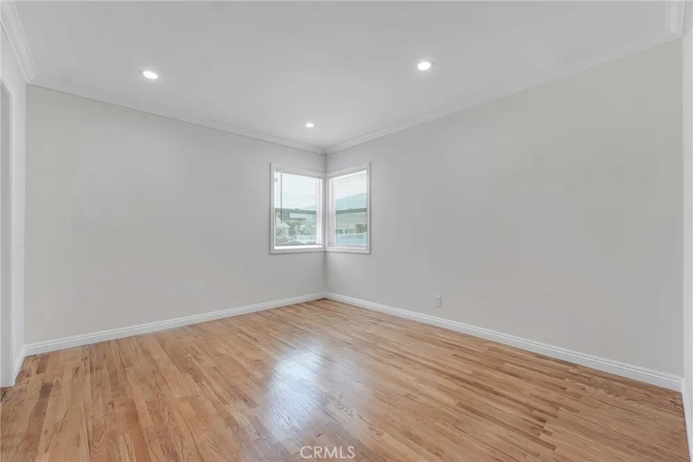 19815 Bassett Street Winnetka, CA 91306