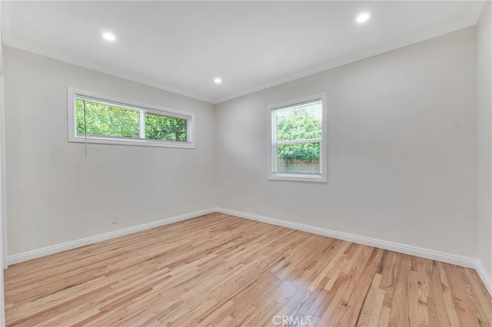 19815 Bassett Street Winnetka, CA 91306