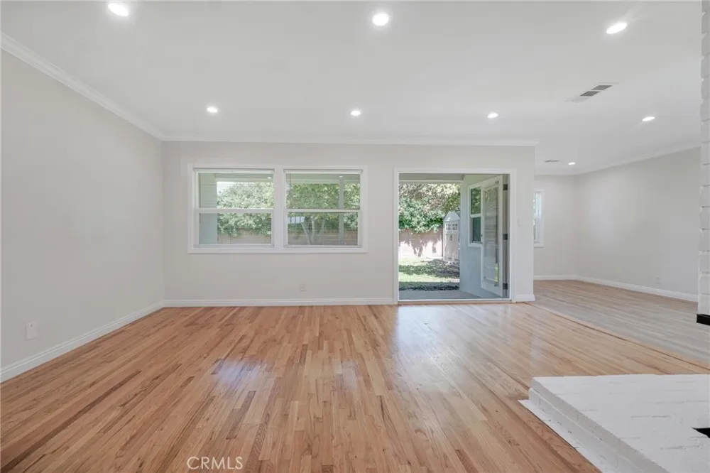 19815 Bassett Street Winnetka, CA 91306