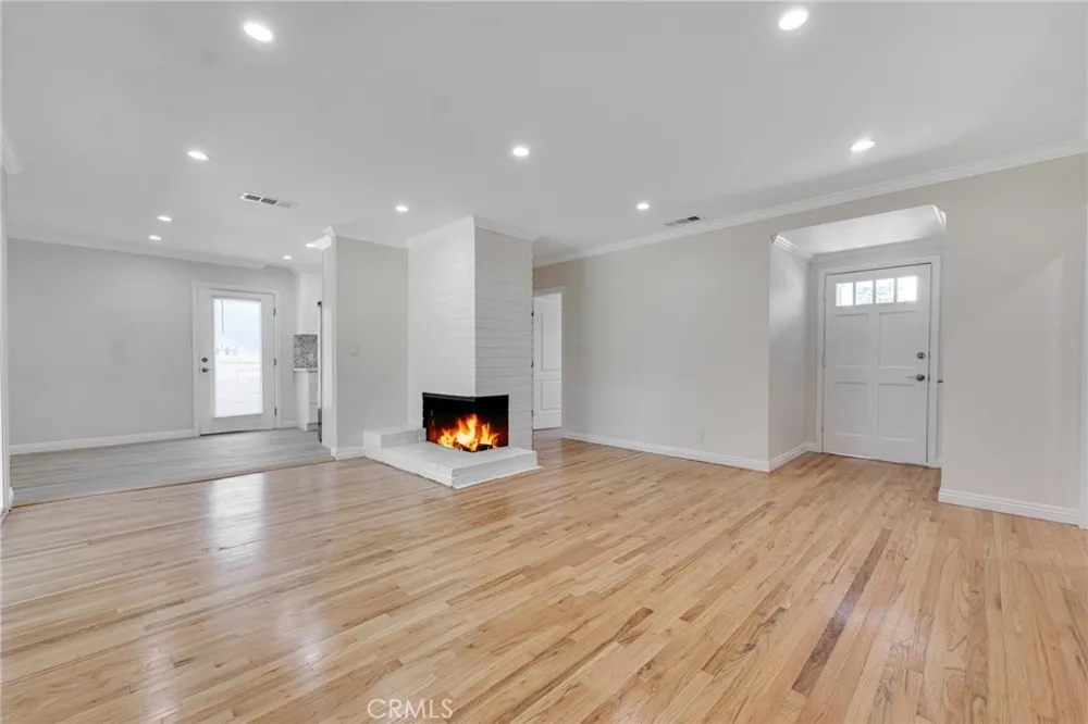 19815 Bassett Street Winnetka, CA 91306