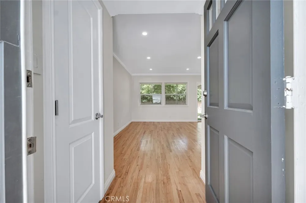 19815 Bassett Street Winnetka, CA 91306
