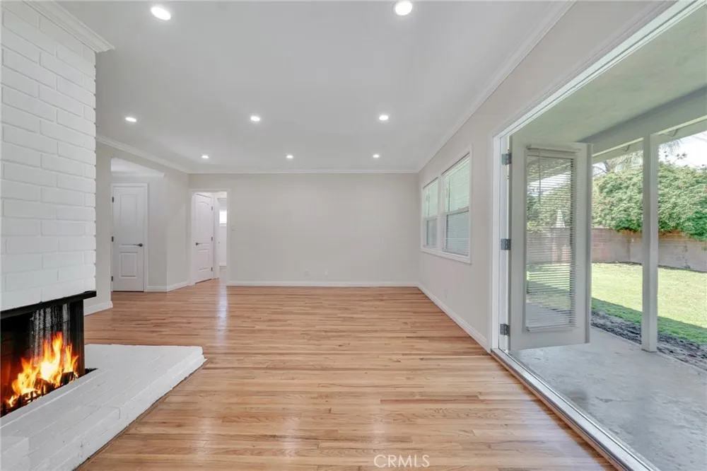 19815 Bassett Street Winnetka, CA 91306