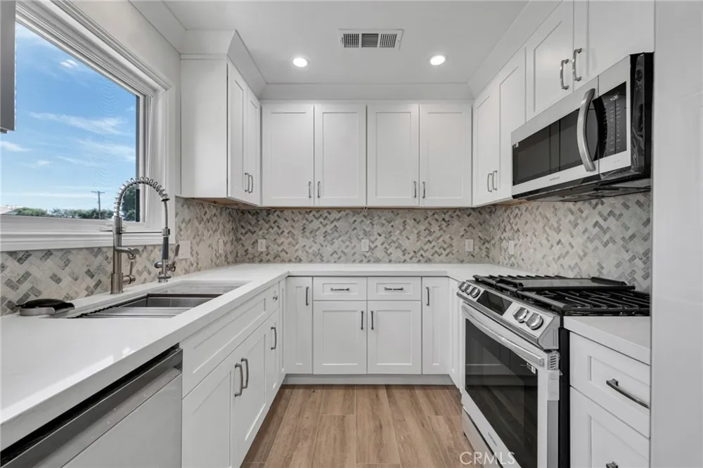 19815 Bassett Street Winnetka, CA 91306