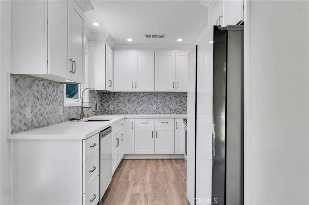 19815 Bassett Street Winnetka, CA 91306