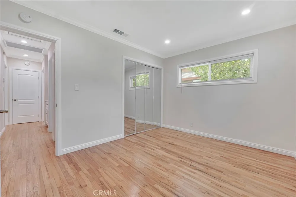 19815 Bassett Street Winnetka, CA 91306