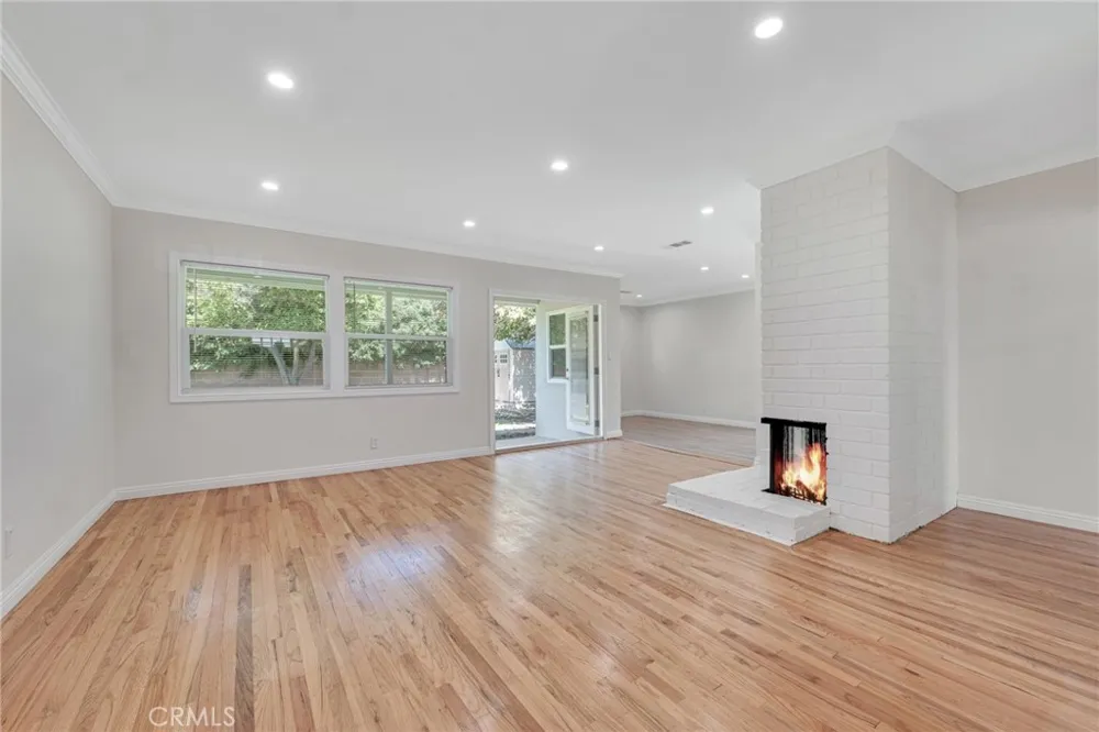 19815 Bassett Street Winnetka, CA 91306