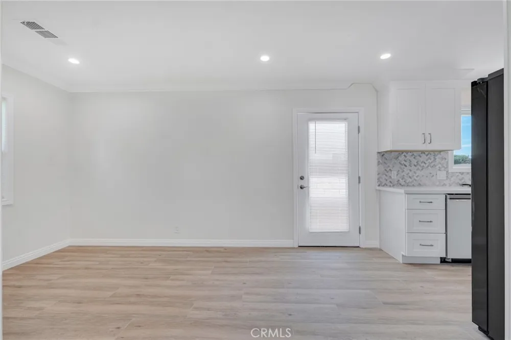 19815 Bassett Street Winnetka, CA 91306