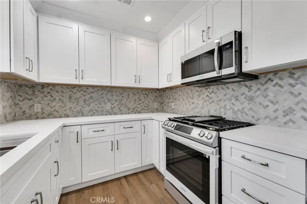 19815 Bassett Street Winnetka, CA 91306