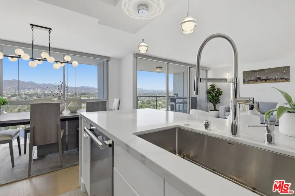 201 Ocean Avenue #1910B Santa Monica, CA 90402