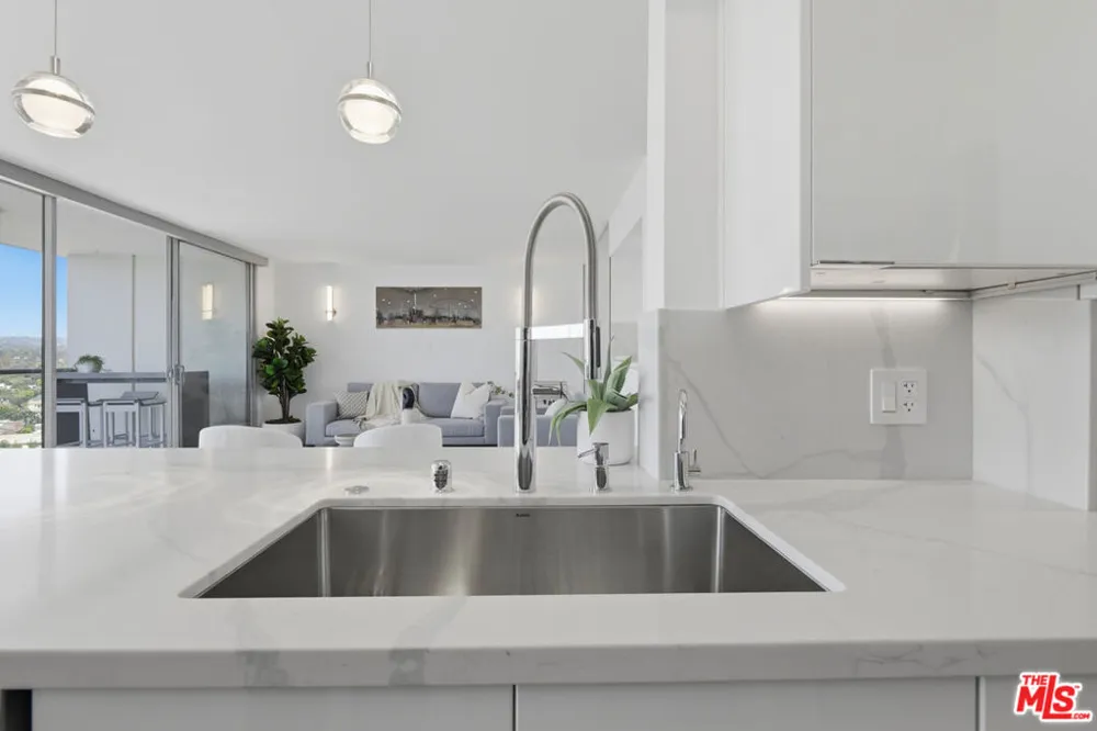 201 Ocean Avenue #1910B Santa Monica, CA 90402