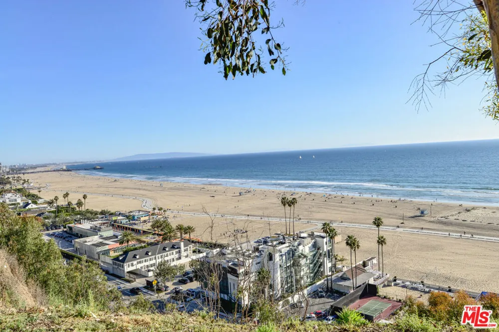 201 Ocean Avenue #1910B Santa Monica, CA 90402