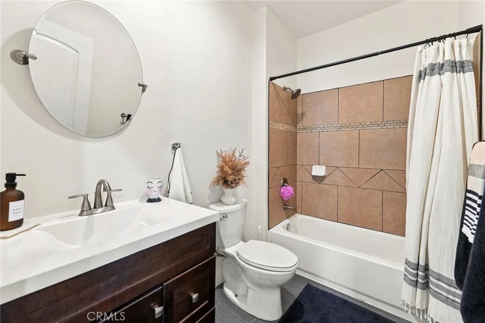 16079 Molino Victorville, CA 92395
