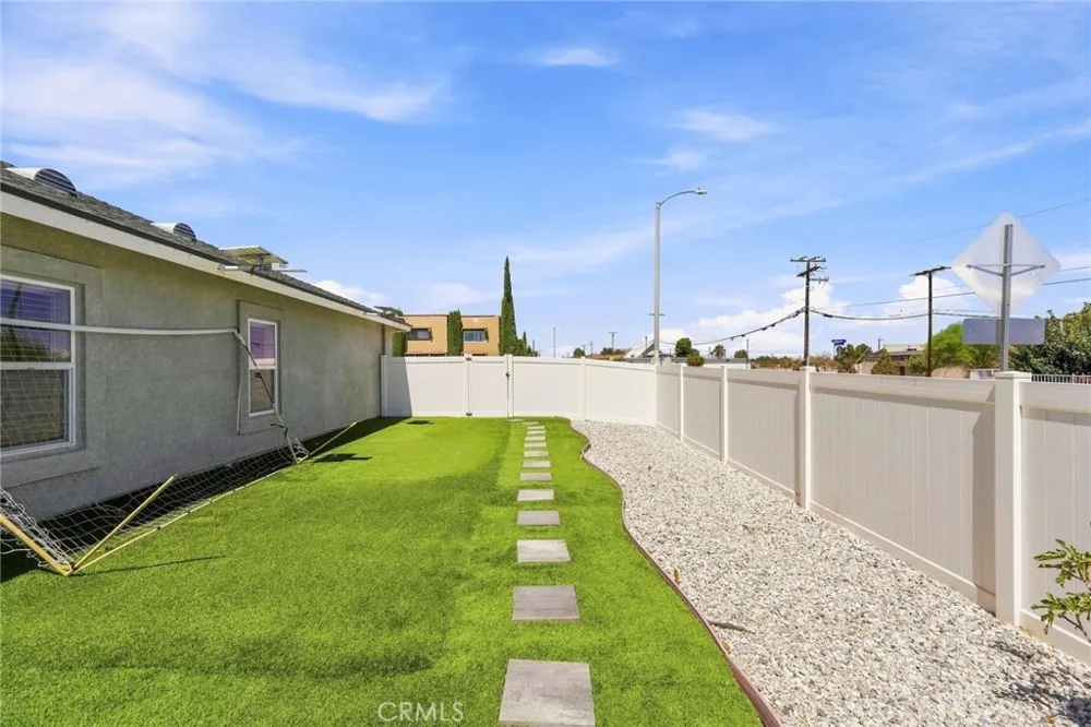 16079 Molino Victorville, CA 92395