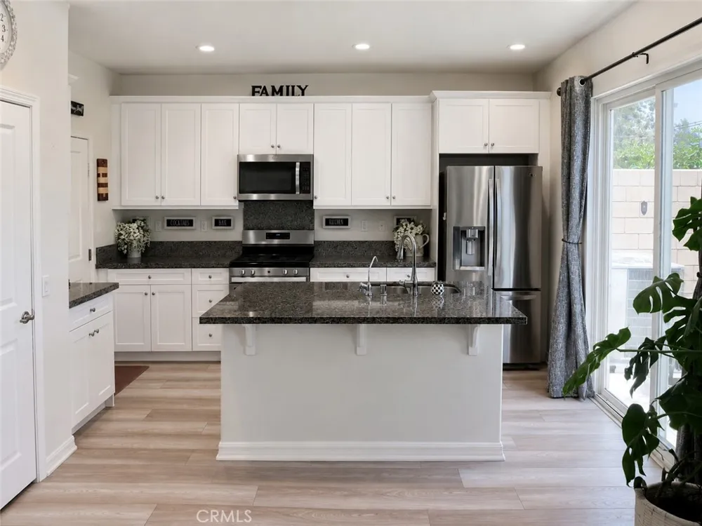 6389 Bluestone Fontana, CA 92336