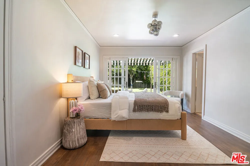 121 S Poinsettia Place Los Angeles, CA 90036