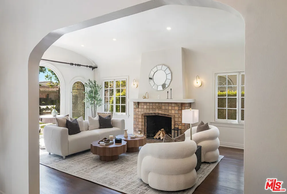 121 S Poinsettia Place Los Angeles, CA 90036