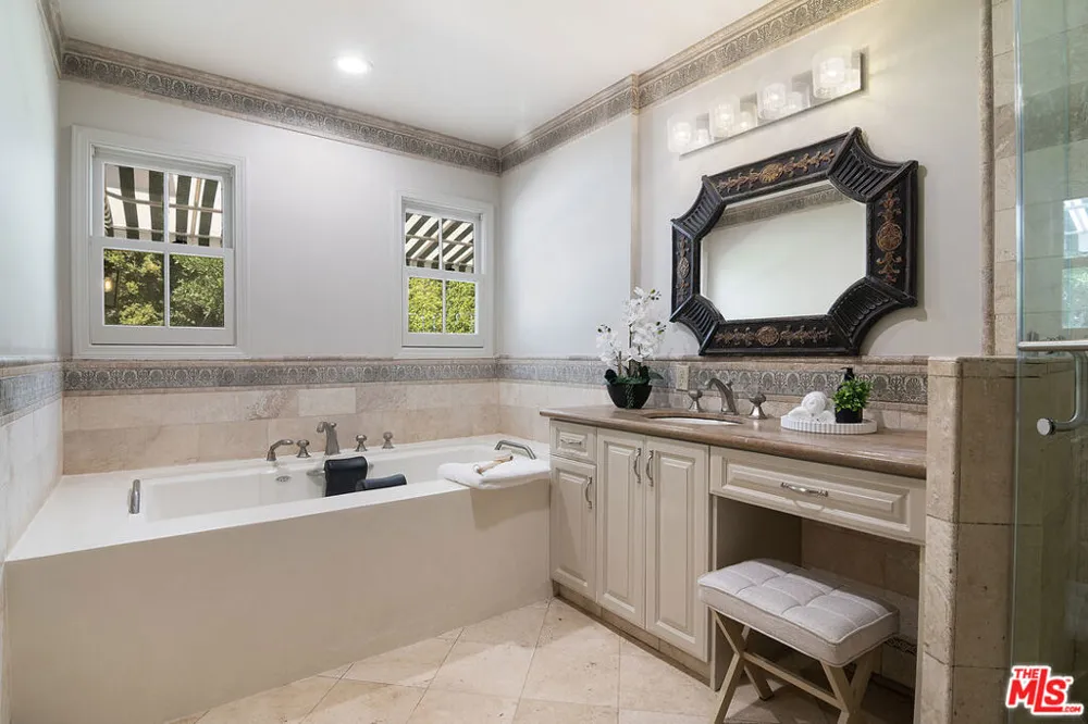 121 S Poinsettia Place Los Angeles, CA 90036