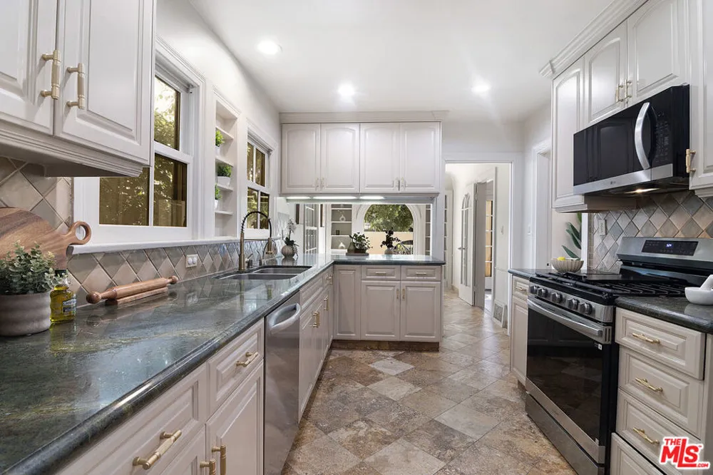 121 S Poinsettia Place Los Angeles, CA 90036