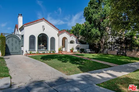 121 S Poinsettia Place