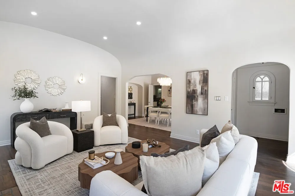 121 S Poinsettia Place Los Angeles, CA 90036