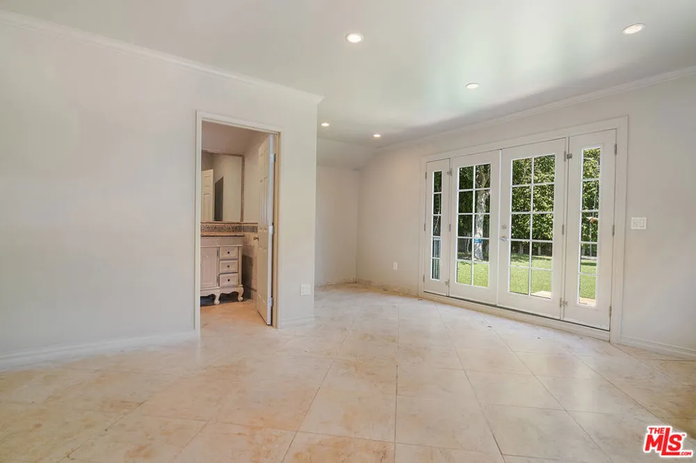 121 S Poinsettia Place Los Angeles, CA 90036