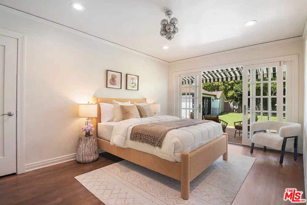 121 S Poinsettia Place Los Angeles, CA 90036