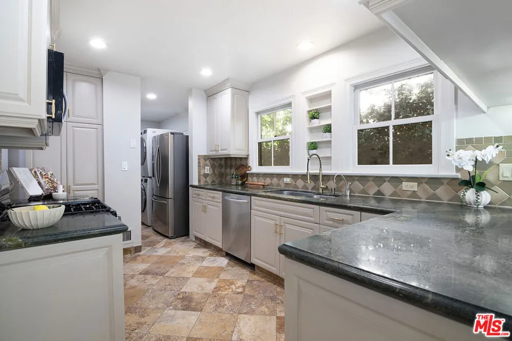 121 S Poinsettia Place Los Angeles, CA 90036